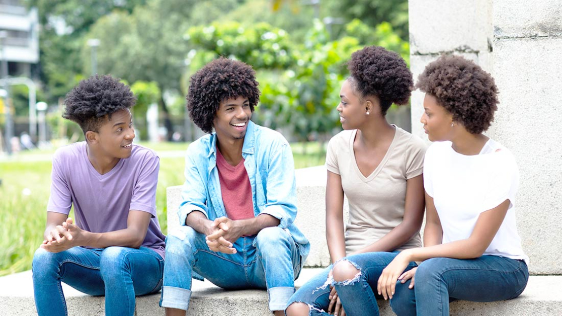 Photo groupe d'adolescents discutant d'un projet
