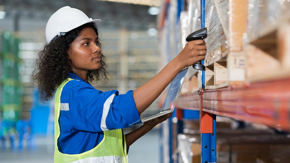 Jeune femme apprentie gestion de stoks entrepôt